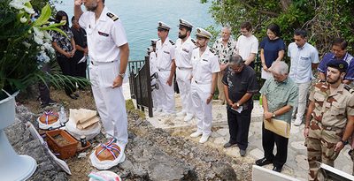 「ウランダー墓」で黙とう　1846年沖縄寄港中に病死の仏兵らを追悼　名護市の運天原