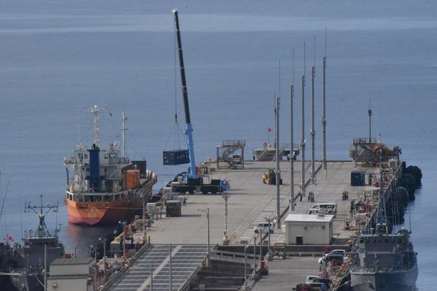 市民が監視する中、ホワイトビーチに輸送船が着岸　今後、公道使い嘉手納基地へ運搬か　うるま市・日米共同訓練　沖縄