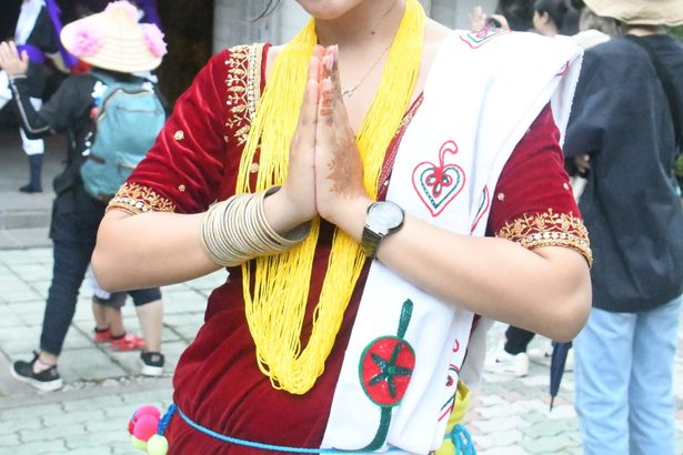 糸満大綱引きで　ネパール伝統の踊り披露　スジャータさん（２５）　タパマガル・