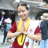 糸満大綱引きで　ネパール伝統の踊り披露　スジャータさん（２５）　タパマガル・