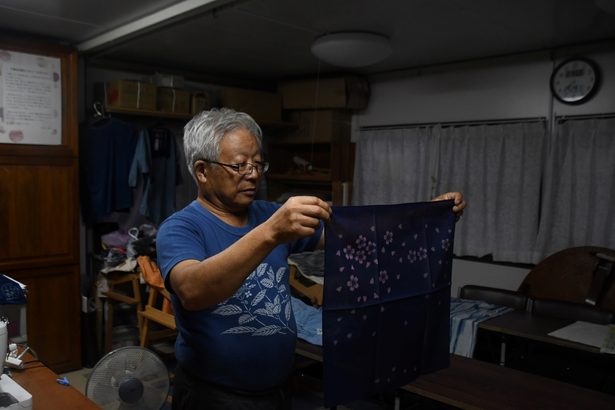 布に咲け　古里の桜　富岡の小野さん　草木染「名産品に」　福島民報　提供