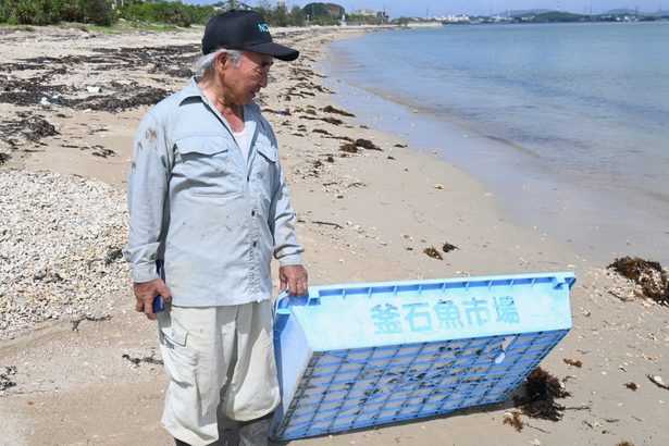 沖縄のビーチに「釜石魚市場」ケースが漂着　うるま・照間ビーチ　東日本大震災で流されたか
