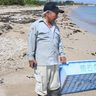 沖縄のビーチに「釜石魚市場」ケースが漂着　うるま・照間ビーチ　東日本大震災で流されたか