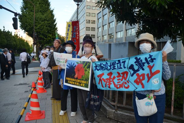 「沖縄の人と共に闘う」　官邸前、１００人抗議