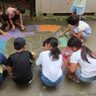 学校内の路面に鮮やかな海の生き物を描く　神森小の創立60周年を前にチョークアート　沖縄・浦添