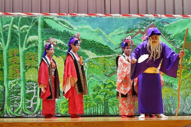「優雅な宴」４年ぶり盛大に　恩納・瀬良垣区　豊年祭、１２演目に喝采