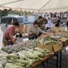 野菜、学生コラボ商品人気　沖縄市　諸見里マルシェにぎわう