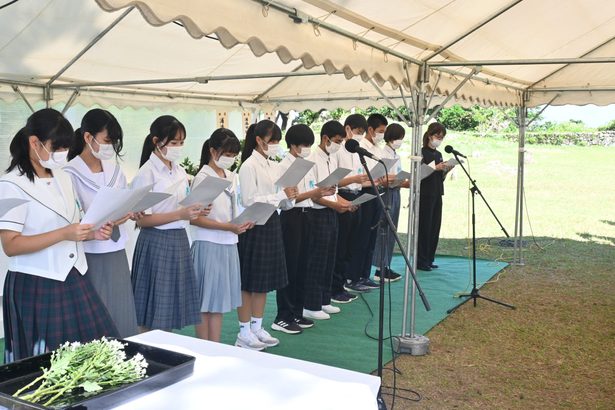 浦添・浦和の塔　遺族ら沖縄戦没者追悼式　記憶の継承、恒久平和誓う