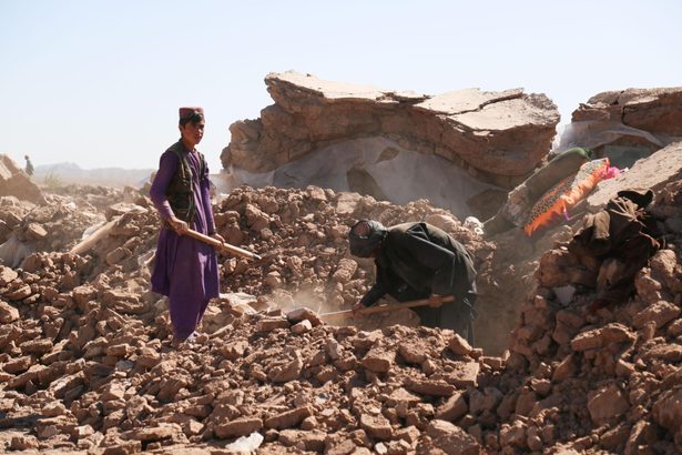 アフガン死者２４４５人に　地震から７２時間、救助急ぐ