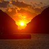 山の谷間からの朝日　見ごろは「わずか1週間」　沖縄・渡嘉敷島