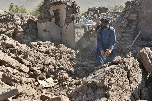 自宅跡　埋まる思い出　アフガニスタン地震　貧村壊滅、支援物資も不足