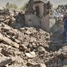 自宅跡　埋まる思い出　アフガニスタン地震　貧村壊滅、支援物資も不足