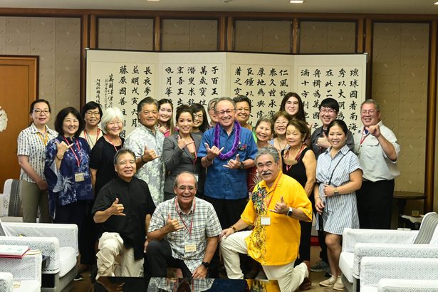 沖縄で交流「温かさ実感」　ハワイ連合会、知事を表敬