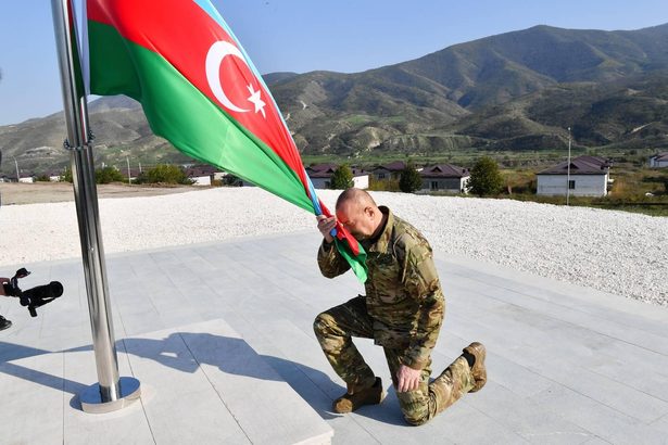 カラバフに国旗　「歴史的出来事」　アゼル大統領