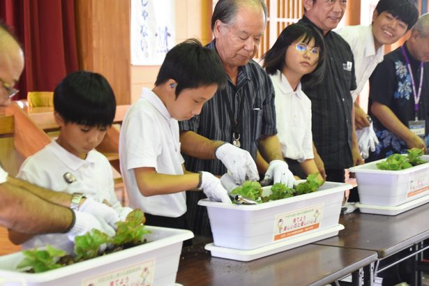 「人権の花」で思いやりの心を　石垣・名蔵小中学校で植え付け式