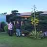 庭園にリュウゼツラン開花　宜野座・浦崎さん　三年忌前、父思い植物慈しむ