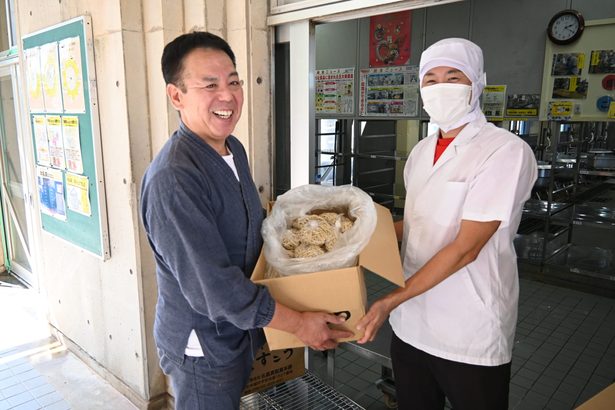 那覇の人気店「首里そば」　2日かけた手打ち麺700食を城西小に提供　きょう沖縄そばの日　