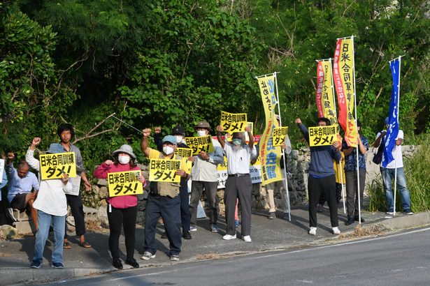 「日米合同訓練やめろ」「平和な島取り戻す」　中部の市民団体　公道使用に抗議　沖縄・ホワイトビーチゲート前