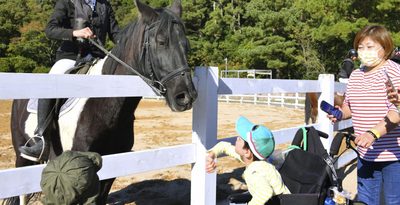 障害ある子や家族に園開放　ゆっくり動物と触れ合って　「思い出つくる機会に」