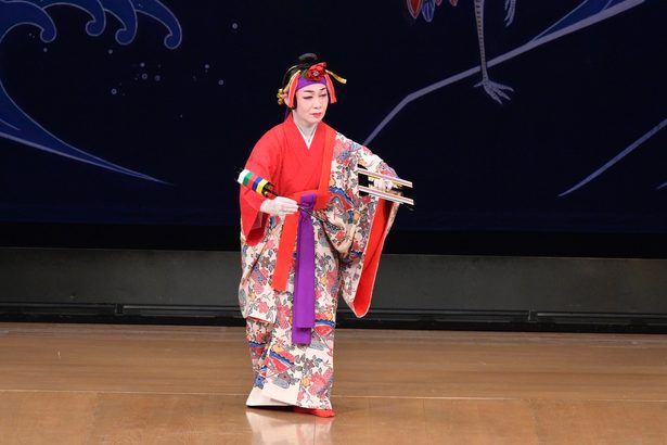 山川昭子さんが　７年ぶり独演会　名古屋、琉球舞踊で魅了