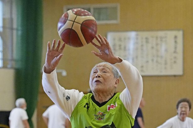 ９８歳、バスケと平和愛し　国内最高齢競技者　在間さん（札幌）　競技制限、学徒出陣、先輩戦死…