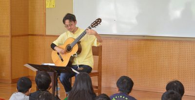 校舎に響くクラシックギターの音色　村治奏一さんが知念小で演奏会　沖縄・南城