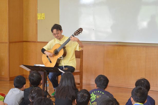校舎に響くクラシックギターの音色　村治奏一さんが知念小で演奏会　沖縄・南城
