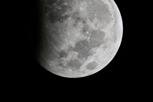 午前５時の天体ショー　部分月食、県内でも観測