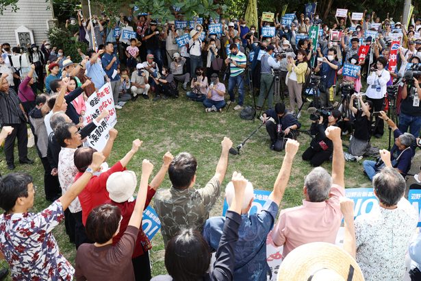 建設阻止　諦めない　市民「未来の子のため」　裁判所前に３００人、知事後押し