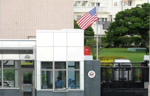 米総領事館前で不発弾らしきもの手に　チョウ類研究者、公務執行妨害の容疑で逮捕　警察官の手をはねのける　沖縄・浦添