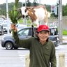 【動画あり】肩乗りヤギとお散歩　実はもう3代メェ～　沖縄市の安座間さん