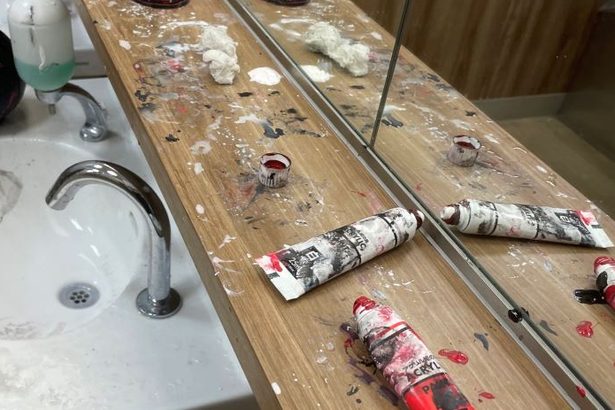北谷のハロウィーン、にぎわいの裏で迷惑行為　店舗トイレに放置、散乱するペンや絵の具…　沖縄