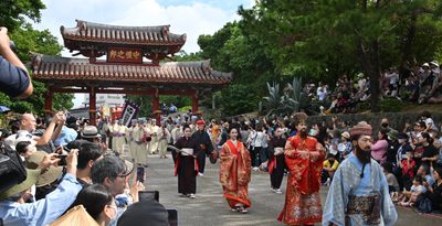【動画あり】6年ぶりに琉球王朝の「古式行列」通常開催　首里城復興祭　華やかな儀式、観客魅了　
