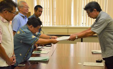 米軍無人機「基地使用協定の締結を」　嘉手納町議会、計画見直し求め外務省と沖縄県に意見書を提出