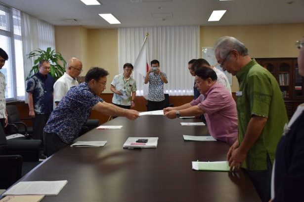 米無人機配備、嘉手納町議会が抗議　沖縄防衛局に計画見直し求める