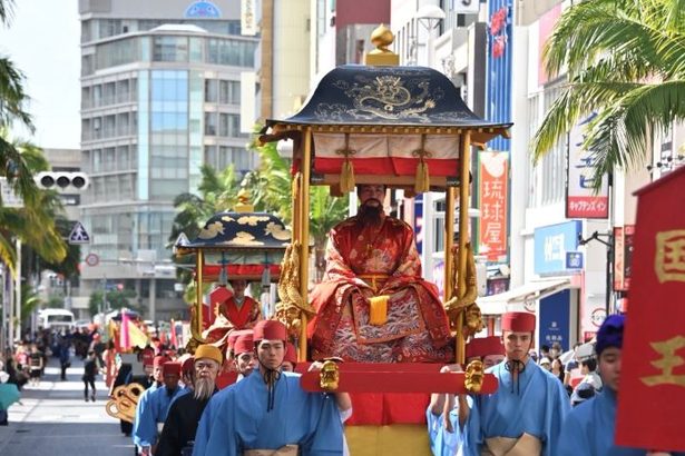 琉球王朝の文化、華やかに再現　国際通りで4年ぶり絵巻行列