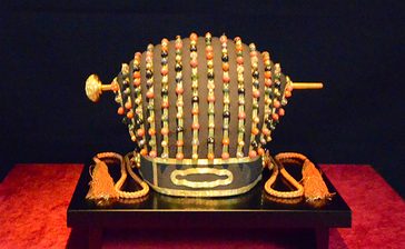 世界でこの1点のみ、琉球国王の「玉冠」一般公開　正装の「唐衣装」も4年ぶりに　那覇市歴史博物館で15日まで