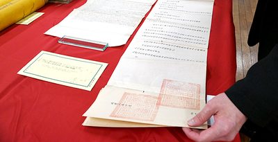 東京の古書入札会に出品される琉仏修好条約の原案とみられる文書と国書＝16日、東京都内