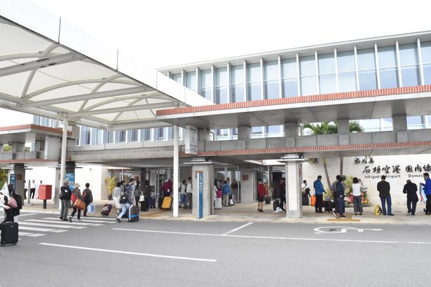 【速報】新石垣空港で滑走路が閉鎖　空港内で重機が停止（14日午前8時50分）