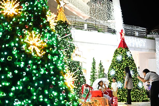 【動画あり】“南国沖縄”もクリスマス色に　那覇・久茂地で点灯式　くもじイルミネーション　