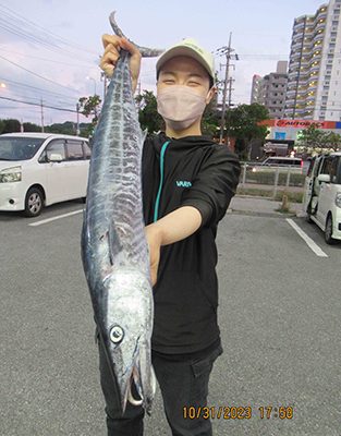 10月31日、残波海岸で83．4センチ・2．48キロのヨコシマサワラを釣った近岡美雪さん