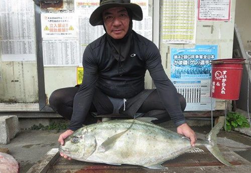11月5日、糸満沖で105センチ・10キロのカイワリを釣った神里肇さん