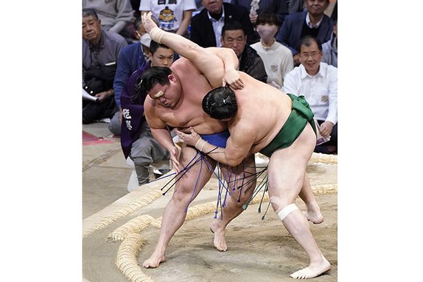 美ノ海、土俵際で執念のすくい投げ　県勢24年ぶり勝ち越し　気迫前面、鋭い相撲　大相撲九州場所