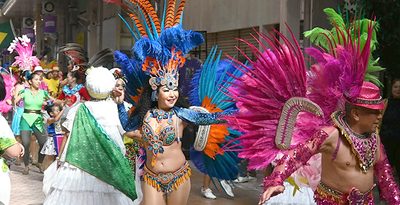 沖縄市で「国際カーニバル」　サンバや民族衣装のワールドパレード、通りを彩る