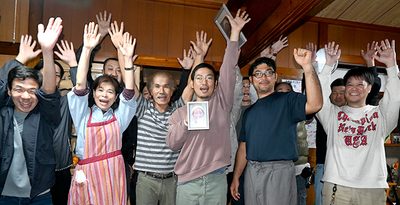 亡き母の思い胸に当選　久米島町議に唯一30代の吉永さん「誇れる島に」　お金をかけない選挙を徹底し勝利