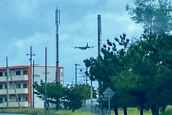 「怖い」園児ら恐怖、軍用機が低空飛行　高度は7階建ての建物ほどに感じ　沖縄、大宜味と国頭
