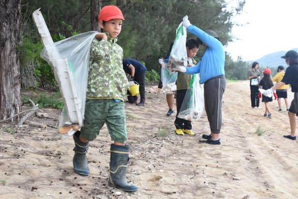 名蔵湾海岸でごみ拾い　小中学生が自然保護学ぶ
