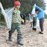 名蔵湾海岸でごみ拾い　小中学生が自然保護学ぶ