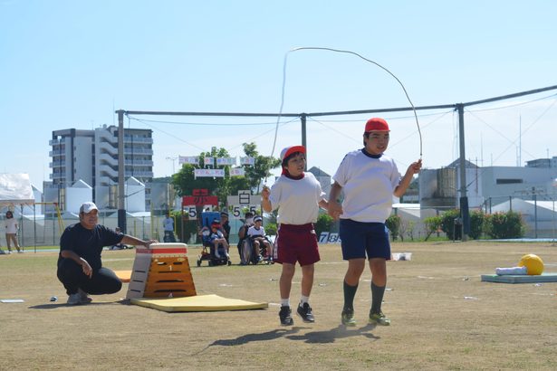 練習の成果　家族に披露　南風原　沖縄盲学校で運動会
