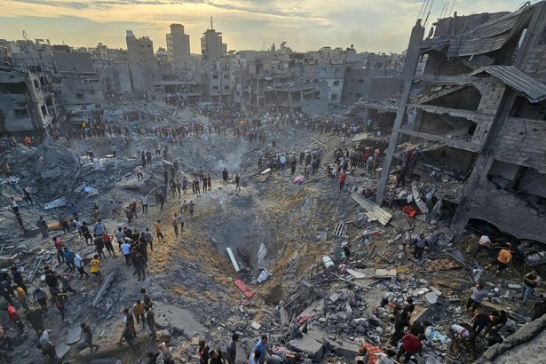 ガザ戦闘、死者１万人　難民施設空爆、５０人超犠牲